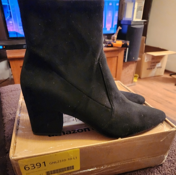 Amazon Essentials Women's Fitted Stretch Microsuede Heel Boot - Picture 3 of 6